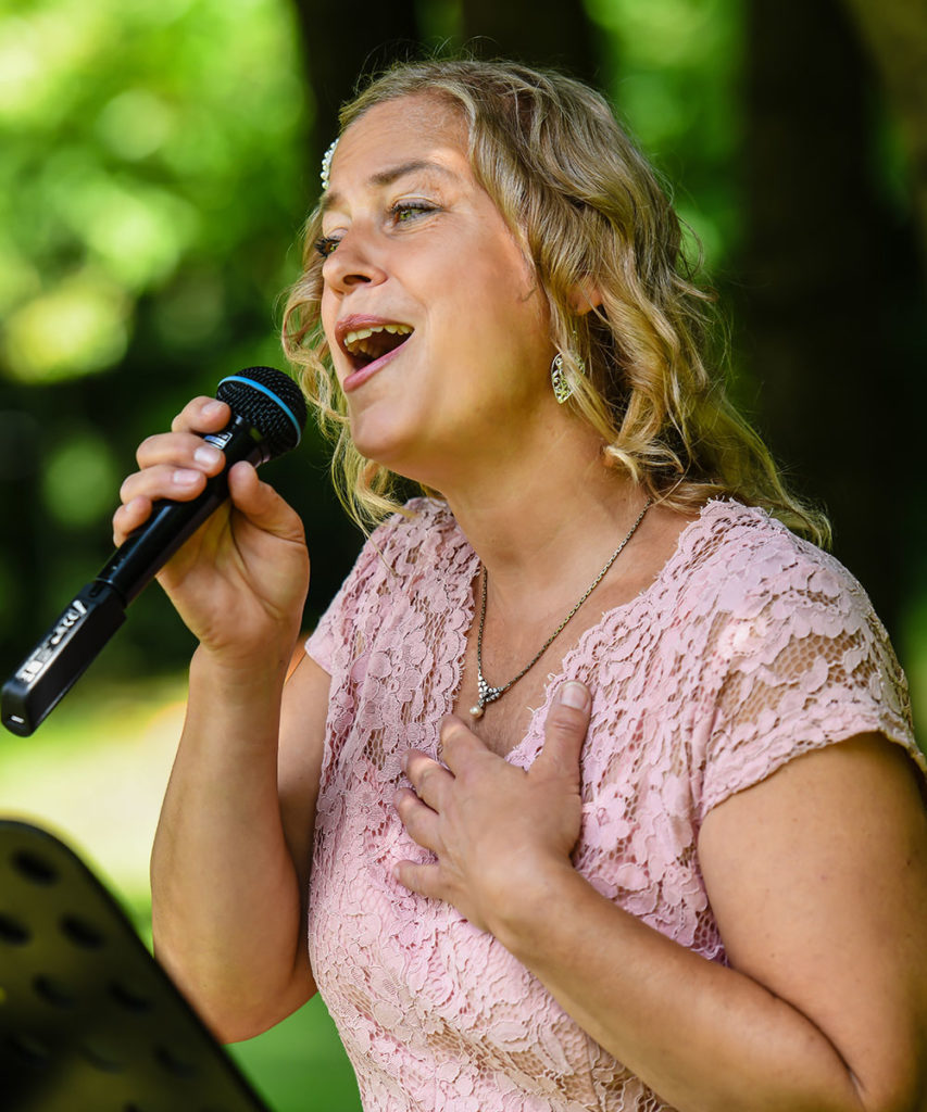 Diane Eisenhawer mit Hand auf dem Herzen